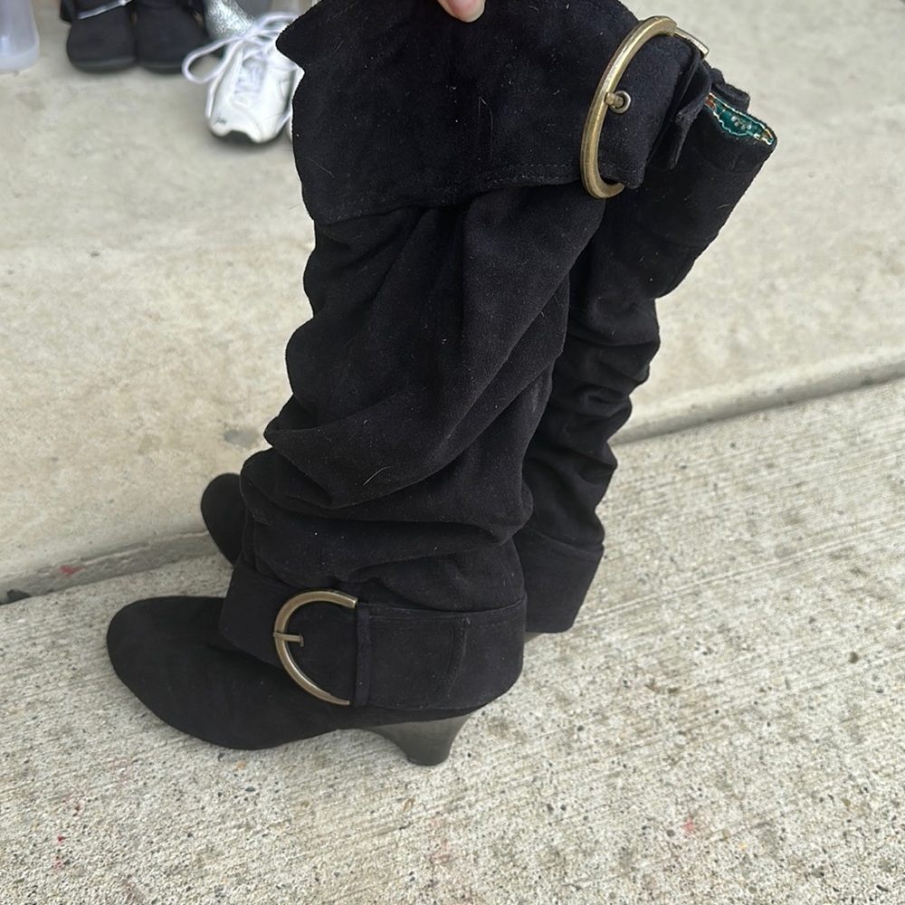 Size 7 women’s black boots with gold buckles